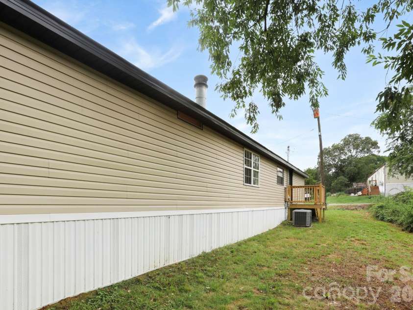 8 Teal Lane, Candler, NC 28715.  MLS# CAR4354092, YatesRealty ID 10871. 