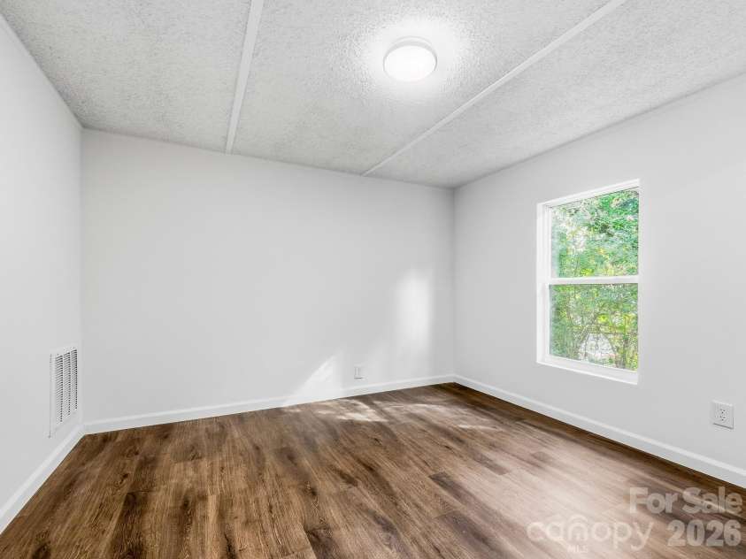 8 Teal Lane, Candler, NC 28715.  MLS# CAR4431477, YatesRealty ID 10871. 