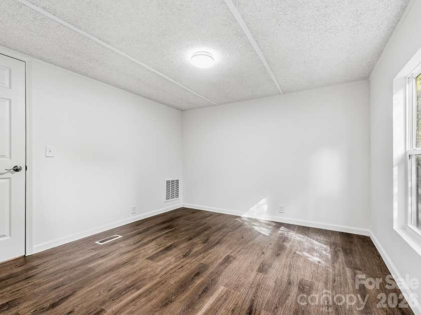 8 Teal Lane, Candler, NC 28715.  MLS# CAR4431477, YatesRealty ID 10871. 