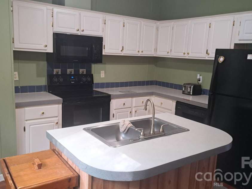 2033 Brer Rabbit Run, Rock Hill, SC 29730.  MLS# CAR4360238, YatesRealty ID 10873. Range, Refrigerator & Dishwasher