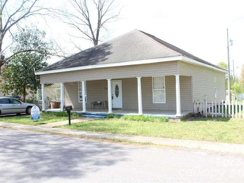 718 Live Oak Street, Shelby, NC 28151.  MLS# CAR4364734, YatesRealty ID 10874. 