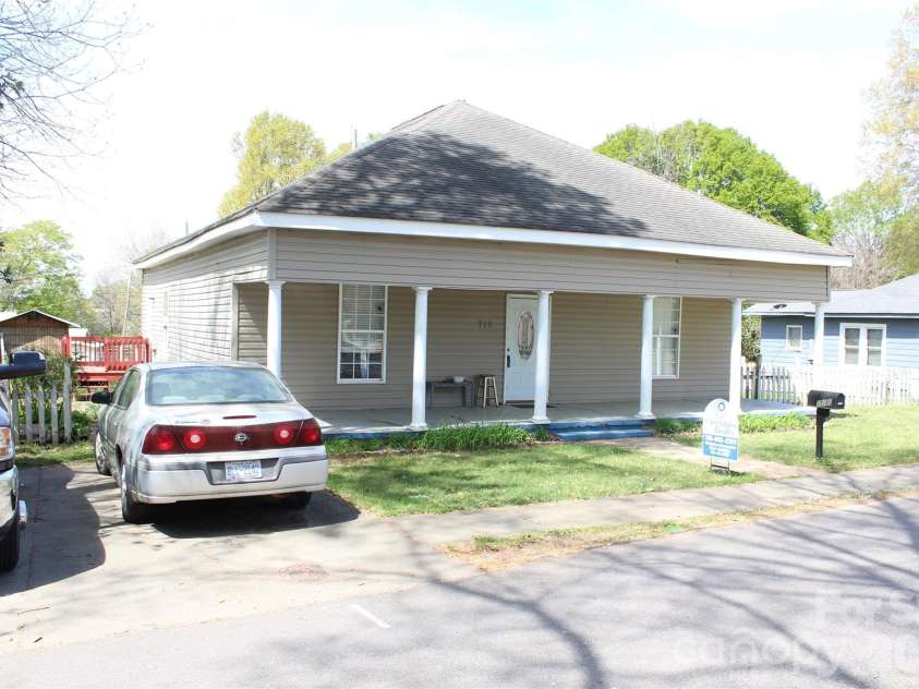718 Live Oak Street, Shelby, NC 28151.  MLS# CAR4364734, YatesRealty ID 10874. 