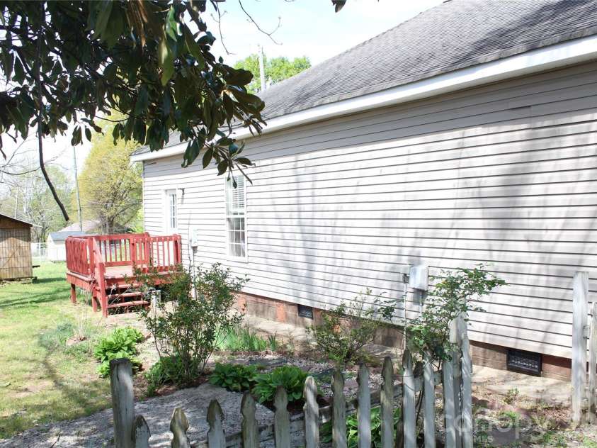 718 Live Oak Street, Shelby, NC 28151.  MLS# CAR4364734, YatesRealty ID 10874. 