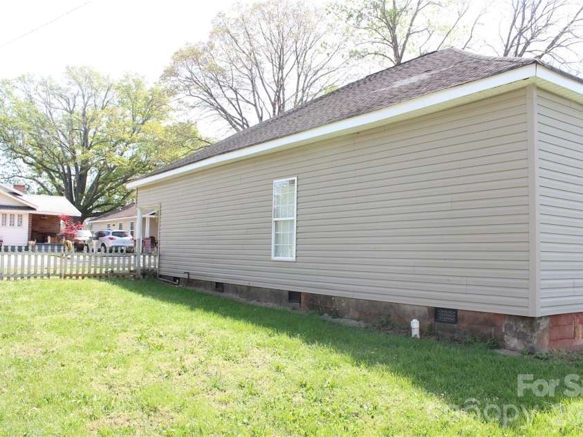 718 Live Oak Street, Shelby, NC 28151.  MLS# CAR4364734, YatesRealty ID 10874. 