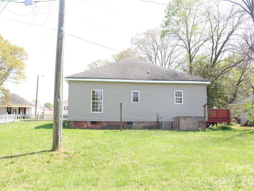 718 Live Oak Street, Shelby, NC 28151.  MLS# CAR4364734, YatesRealty ID 10874. 