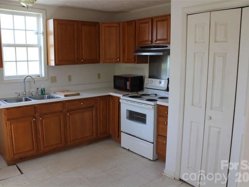 718 Live Oak Street, Shelby, NC 28151.  MLS# CAR4364734, YatesRealty ID 10874. 