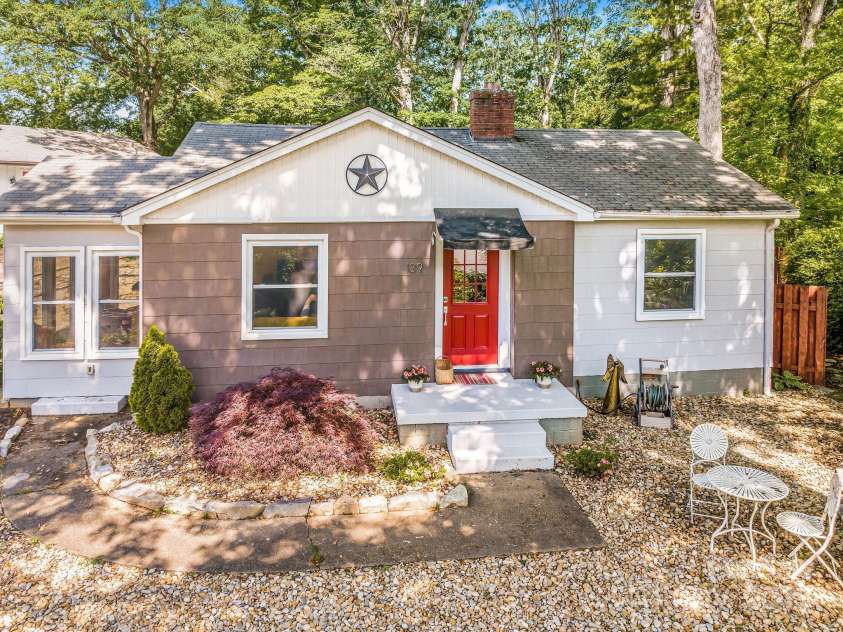139 Beverly Road, Asheville, NC 28805.  MLS# CAR4258019, YatesRealty ID 10877. 