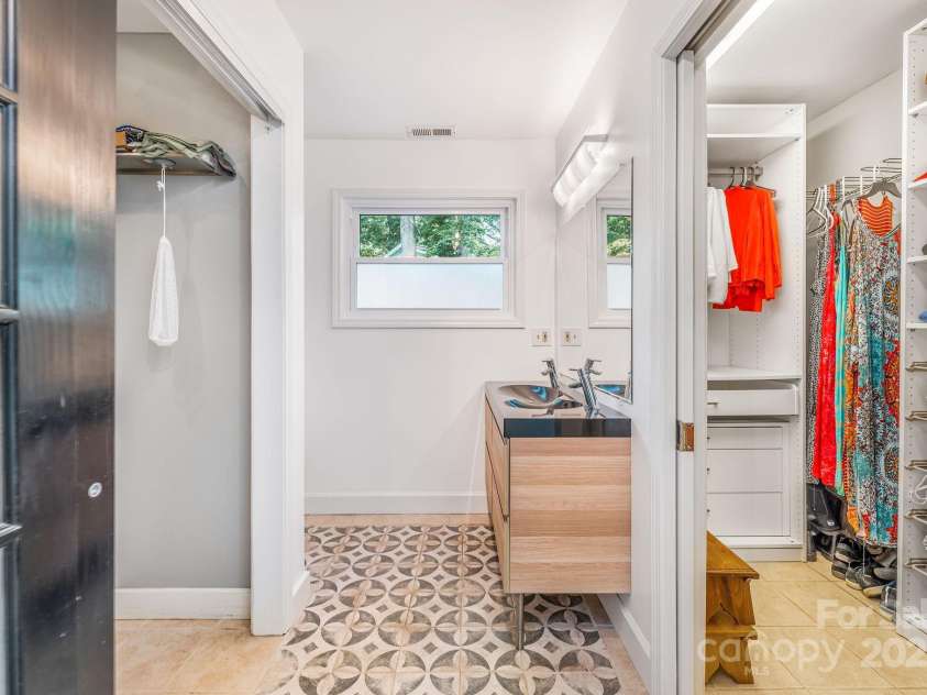 139 Beverly Road, Asheville, NC 28805.  MLS# CAR4258019, YatesRealty ID 10877. 