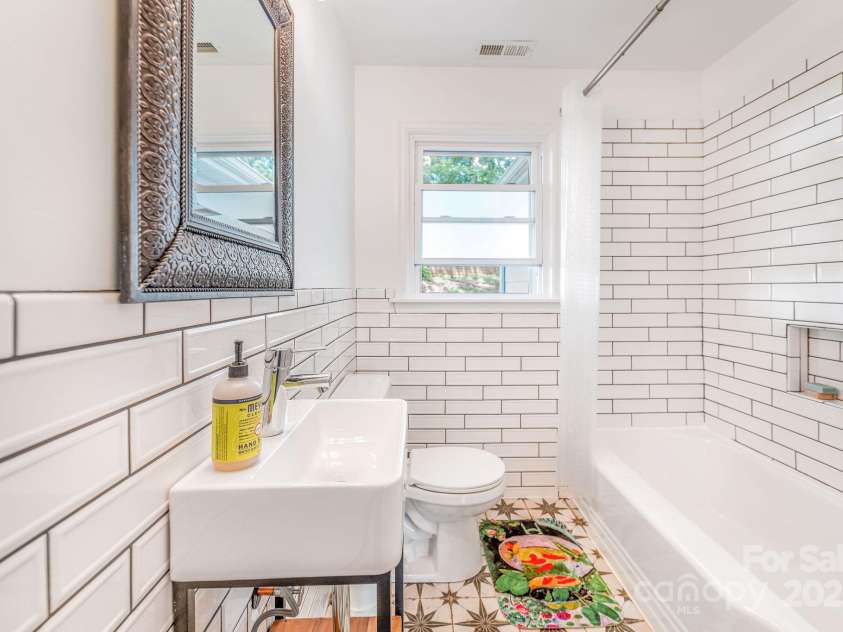 139 Beverly Road, Asheville, NC 28805.  MLS# CAR4258019, YatesRealty ID 10877. 