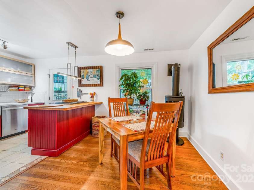 139 Beverly Road, Asheville, NC 28805.  MLS# CAR4258019, YatesRealty ID 10877. 