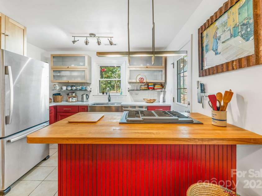 139 Beverly Road, Asheville, NC 28805.  MLS# CAR4258019, YatesRealty ID 10877. 