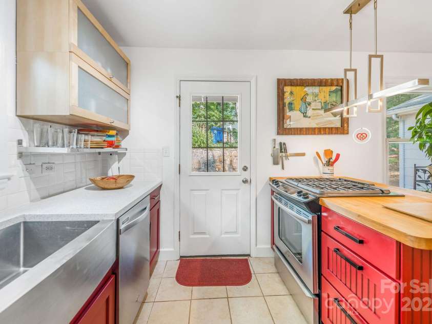 139 Beverly Road, Asheville, NC 28805.  MLS# CAR4258019, YatesRealty ID 10877. 