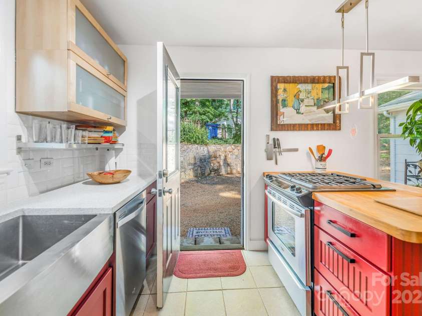 139 Beverly Road, Asheville, NC 28805.  MLS# CAR4258019, YatesRealty ID 10877. 