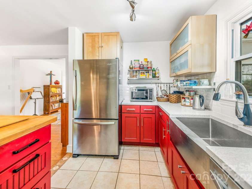 139 Beverly Road, Asheville, NC 28805.  MLS# CAR4258019, YatesRealty ID 10877. 