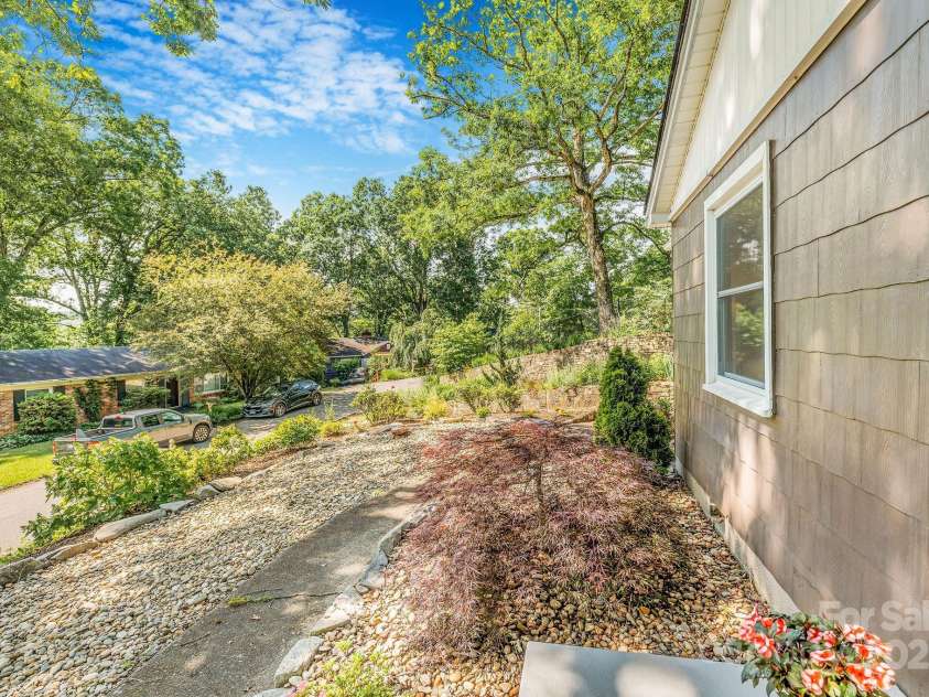 139 Beverly Road, Asheville, NC 28805.  MLS# CAR4258019, YatesRealty ID 10877. 