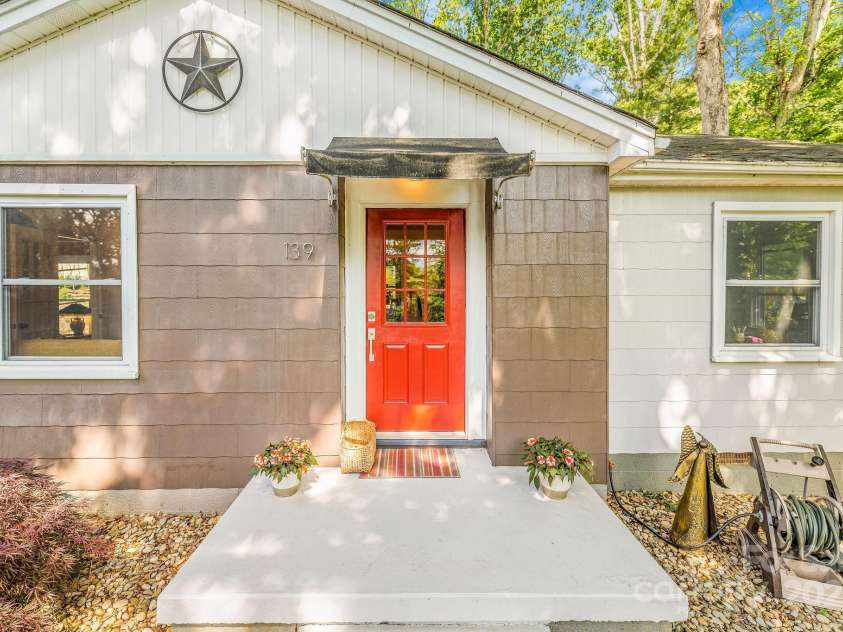 139 Beverly Road, Asheville, NC 28805.  MLS# CAR4258019, YatesRealty ID 10877. 