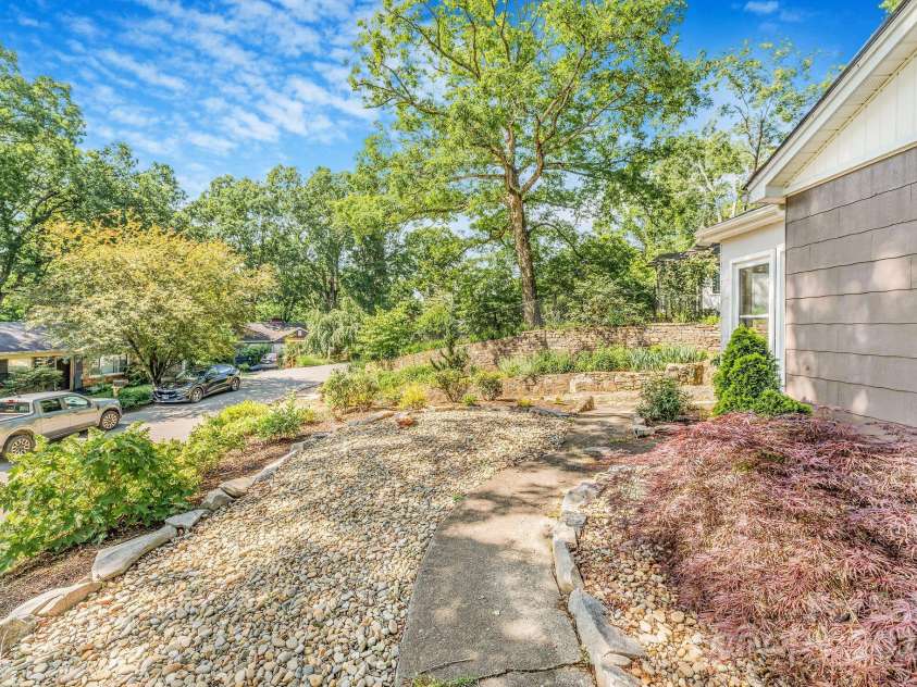 139 Beverly Road, Asheville, NC 28805.  MLS# CAR4258019, YatesRealty ID 10877. 