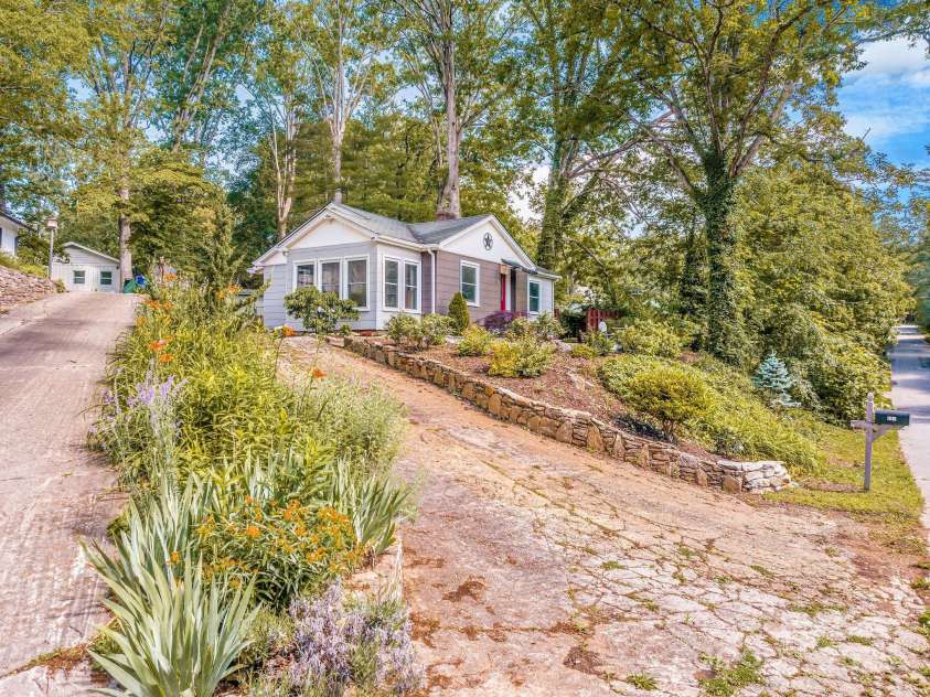 139 Beverly Road, Asheville, NC 28805.  MLS# CAR4258019, YatesRealty ID 10877. 