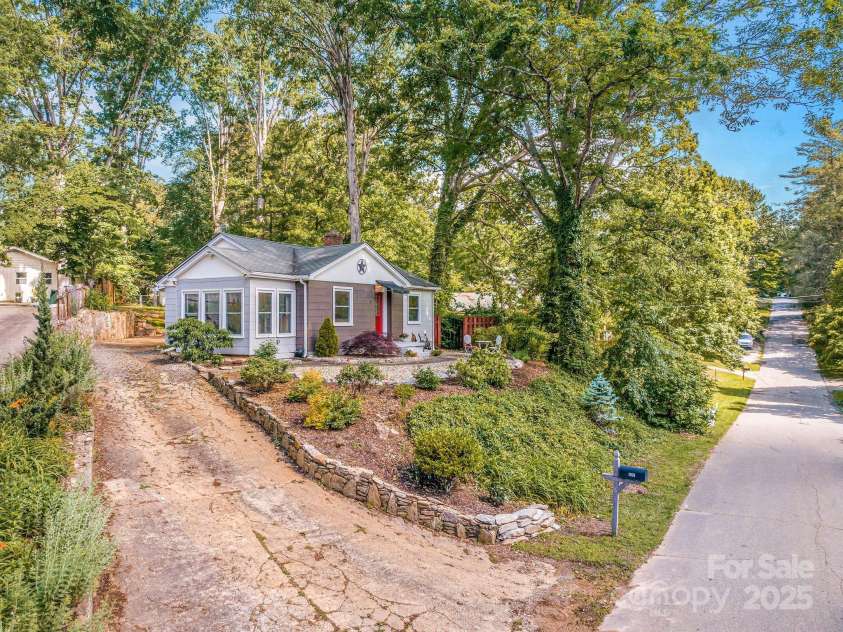 139 Beverly Road, Asheville, NC 28805.  MLS# CAR4258019, YatesRealty ID 10877. 