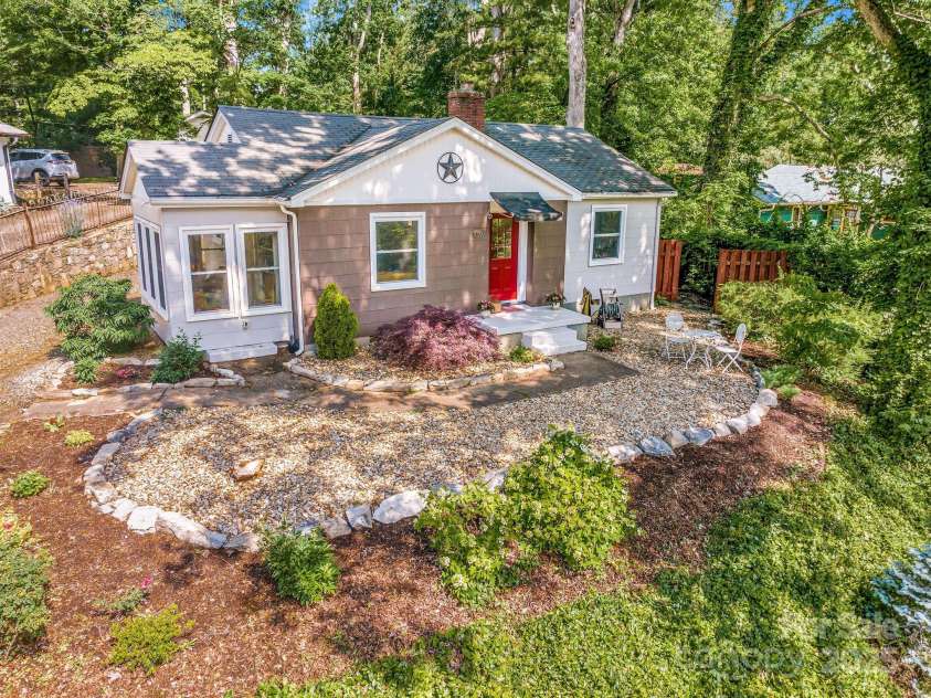 139 Beverly Road, Asheville, NC 28805.  MLS# CAR4258019, YatesRealty ID 10877. 