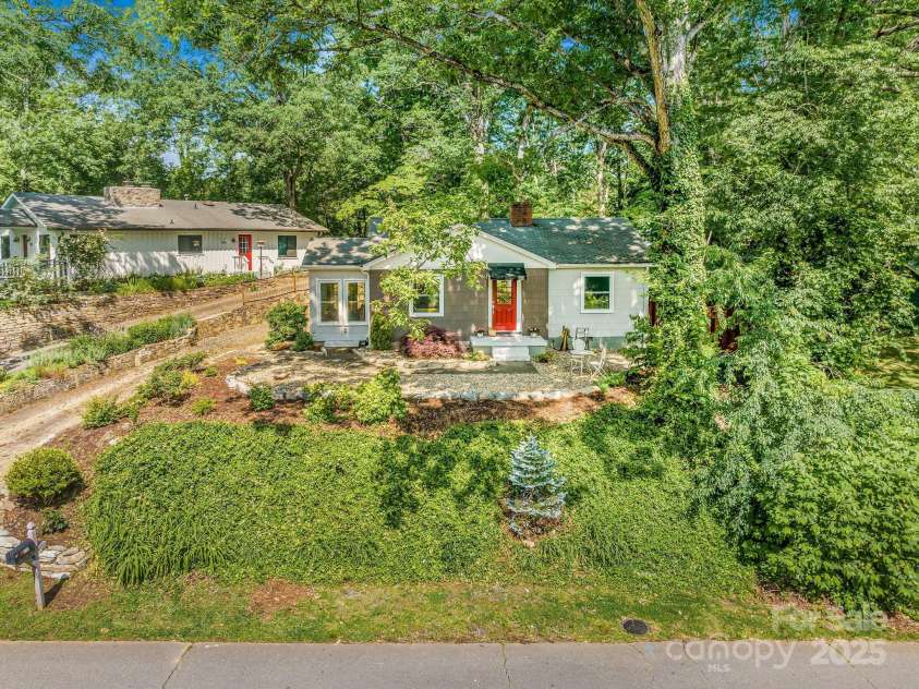 139 Beverly Road, Asheville, NC 28805.  MLS# CAR4258019, YatesRealty ID 10877. 