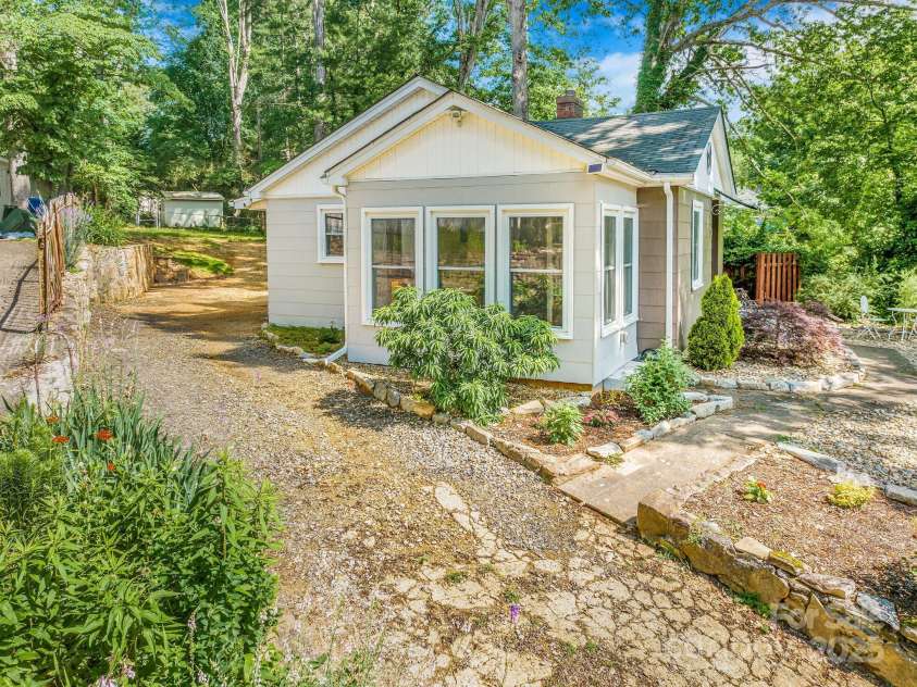 139 Beverly Road, Asheville, NC 28805.  MLS# CAR4258019, YatesRealty ID 10877. 