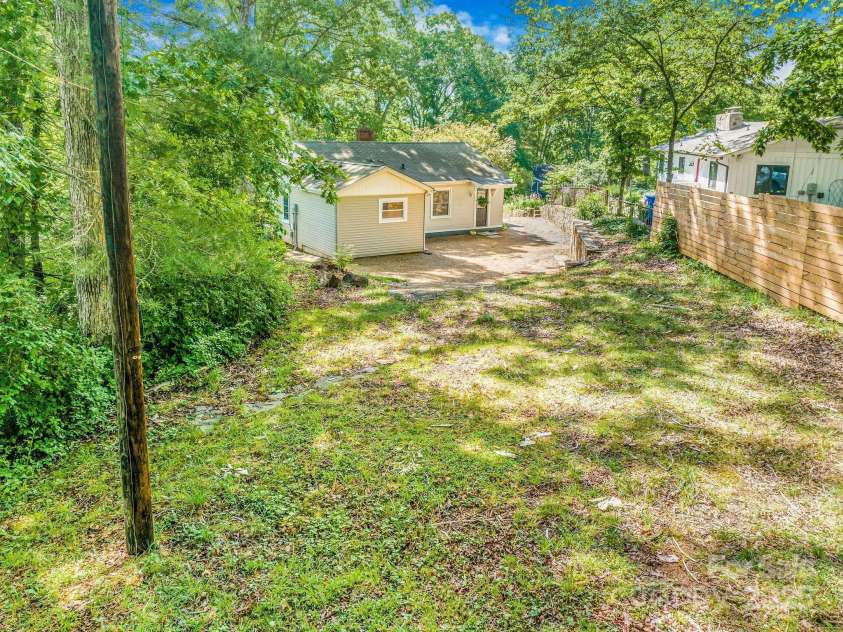 139 Beverly Road, Asheville, NC 28805.  MLS# CAR4258019, YatesRealty ID 10877. 