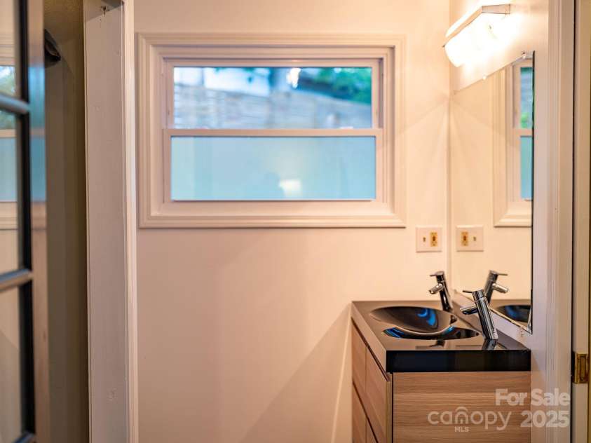 139 Beverly Road, Asheville, NC 28805.  MLS# CAR4258019, YatesRealty ID 10877. 