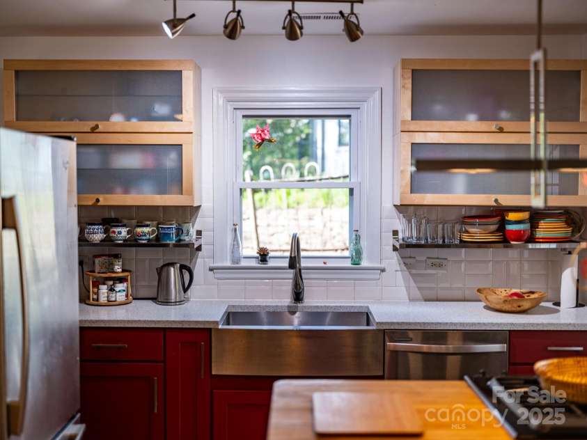 139 Beverly Road, Asheville, NC 28805.  MLS# CAR4258019, YatesRealty ID 10877. 