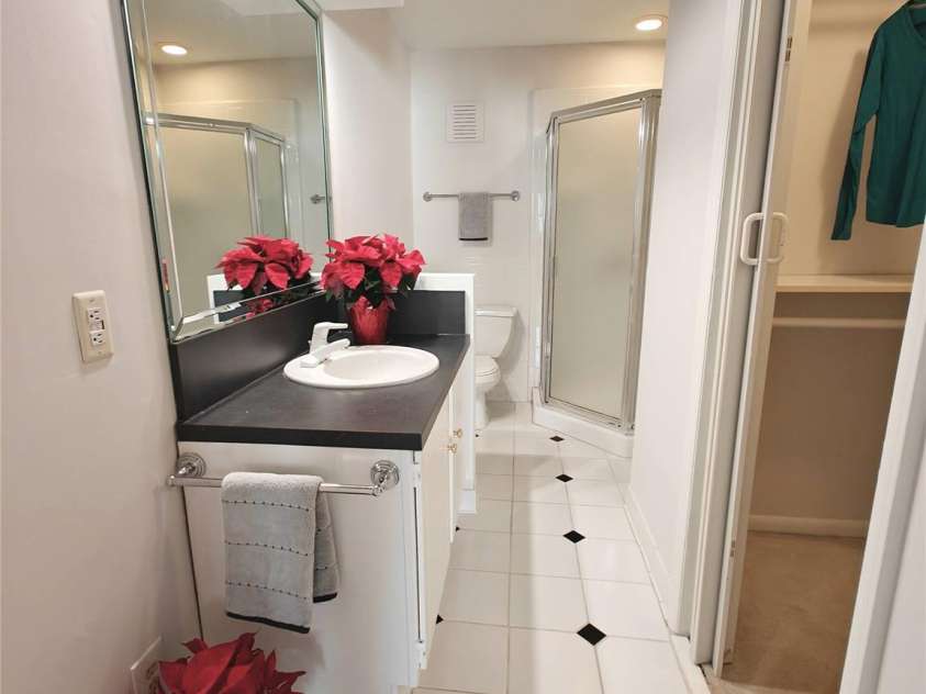 1323 Queens Road, Charlotte, NC 28207.  MLS# CAR4323169, YatesRealty ID 1088. Ensuite Bathroom