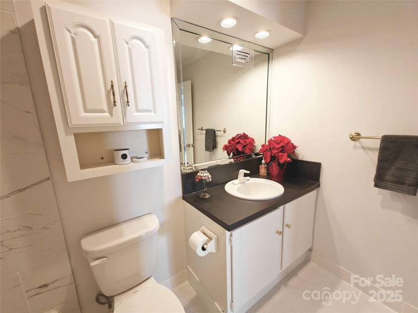 1323 Queens Road, Charlotte, NC 28207.  MLS# CAR4323169, YatesRealty ID 1088. Hall Full Bath