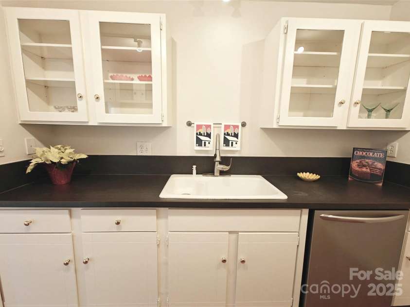 1323 Queens Road, Charlotte, NC 28207.  MLS# CAR4323169, YatesRealty ID 1088. Kitchen Cabinets have Glass Doors