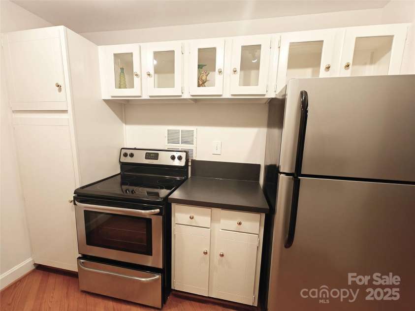 1323 Queens Road, Charlotte, NC 28207.  MLS# CAR4323169, YatesRealty ID 1088. Stainless Steel appliance and nice sized pantry