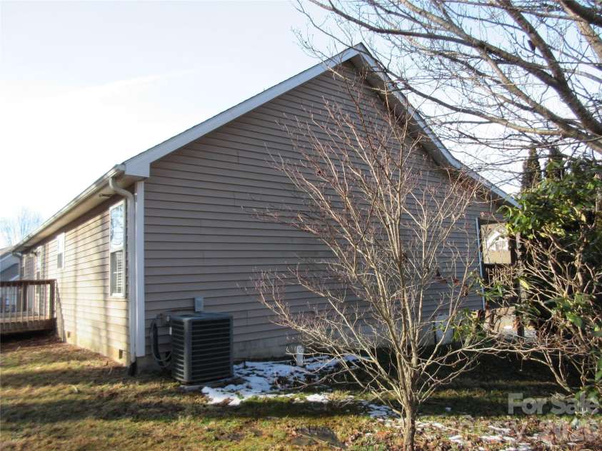 618 Brook Knoll Circle, Weaverville, NC 28787.  MLS# CAR4343829, YatesRealty ID 10888. 