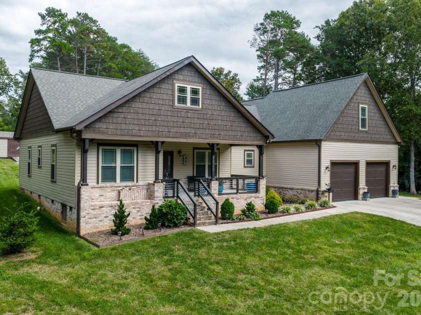 4850 Woodwinds Drive, Hickory, NC 28601.  MLS# CAR4354576, YatesRealty ID 10889. 