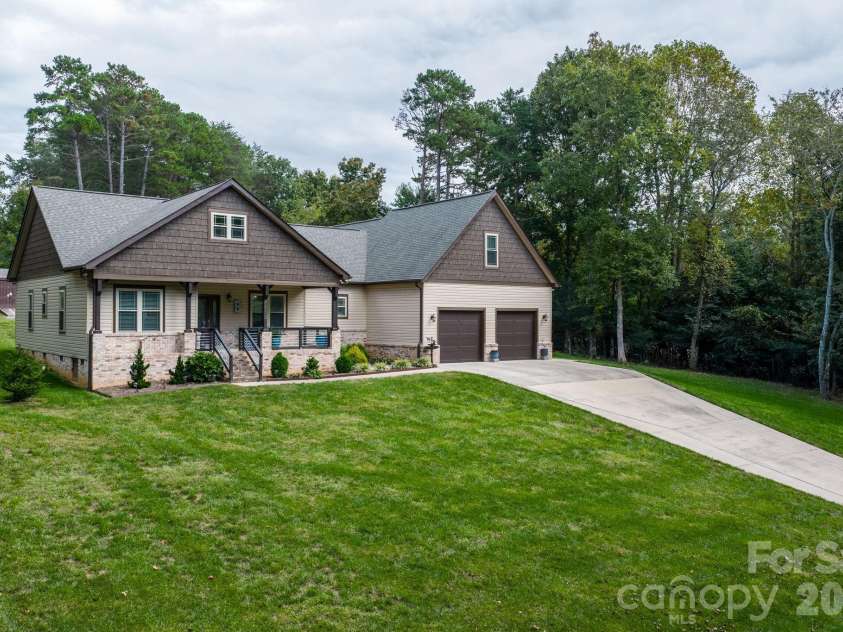 4850 Woodwinds Drive, Hickory, NC 28601.  MLS# CAR4354576, YatesRealty ID 10889. 