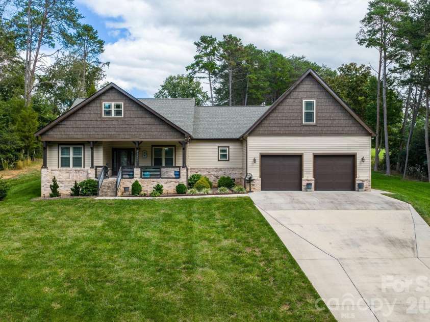 4850 Woodwinds Drive, Hickory, NC 28601.  MLS# CAR4354576, YatesRealty ID 10889. 