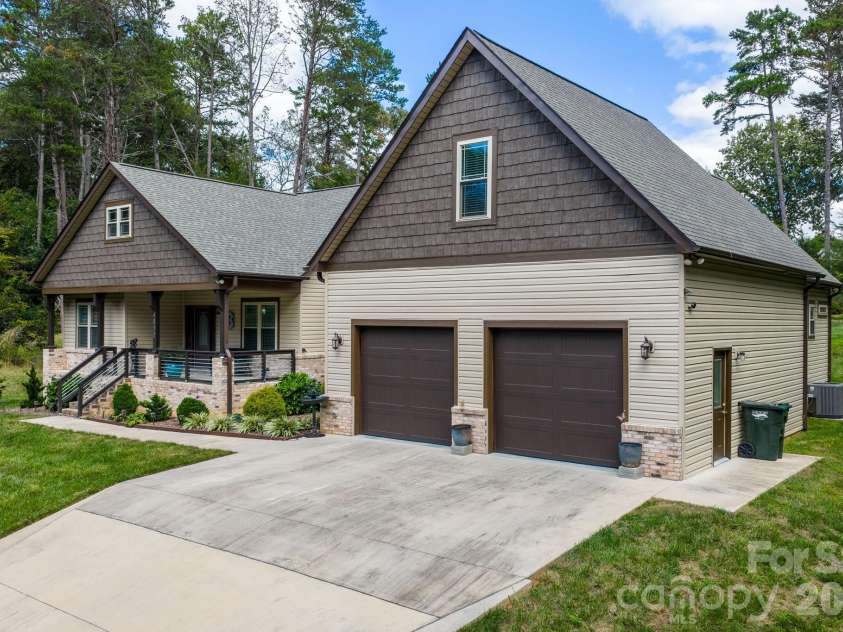 4850 Woodwinds Drive, Hickory, NC 28601.  MLS# CAR4354576, YatesRealty ID 10889. 
