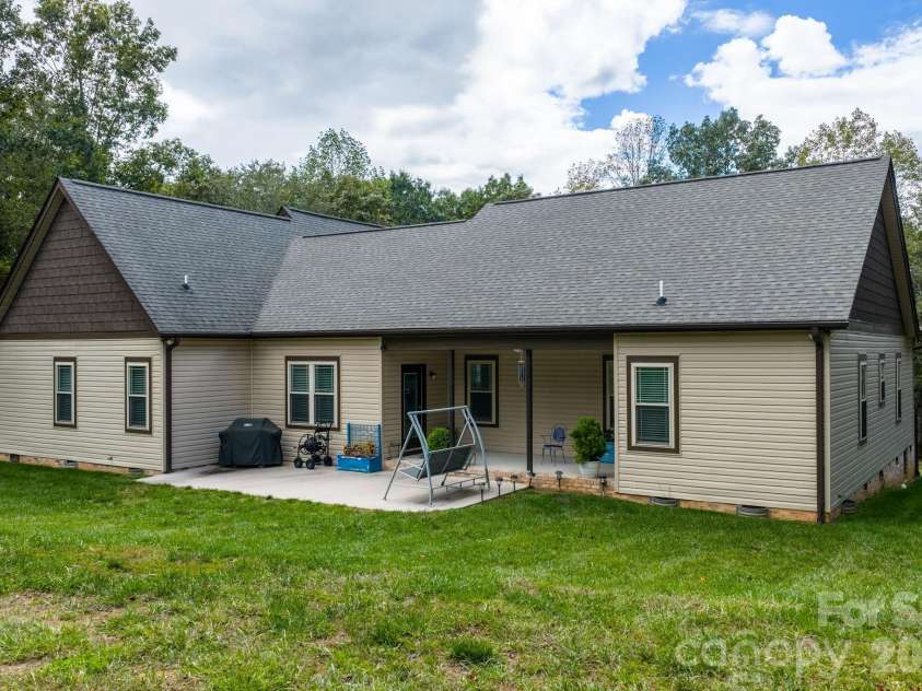 4850 Woodwinds Drive, Hickory, NC 28601.  MLS# CAR4354576, YatesRealty ID 10889. 