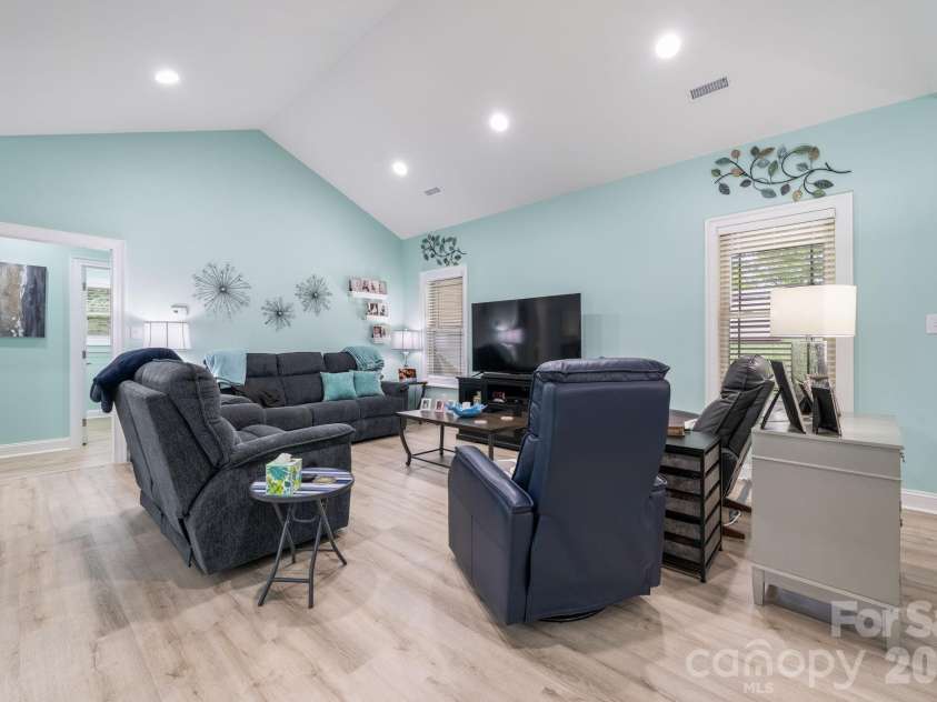4850 Woodwinds Drive, Hickory, NC 28601.  MLS# CAR4354576, YatesRealty ID 10889. 