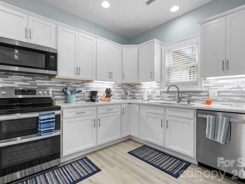 4850 Woodwinds Drive, Hickory, NC 28601.  MLS# CAR4354576, YatesRealty ID 10889. 