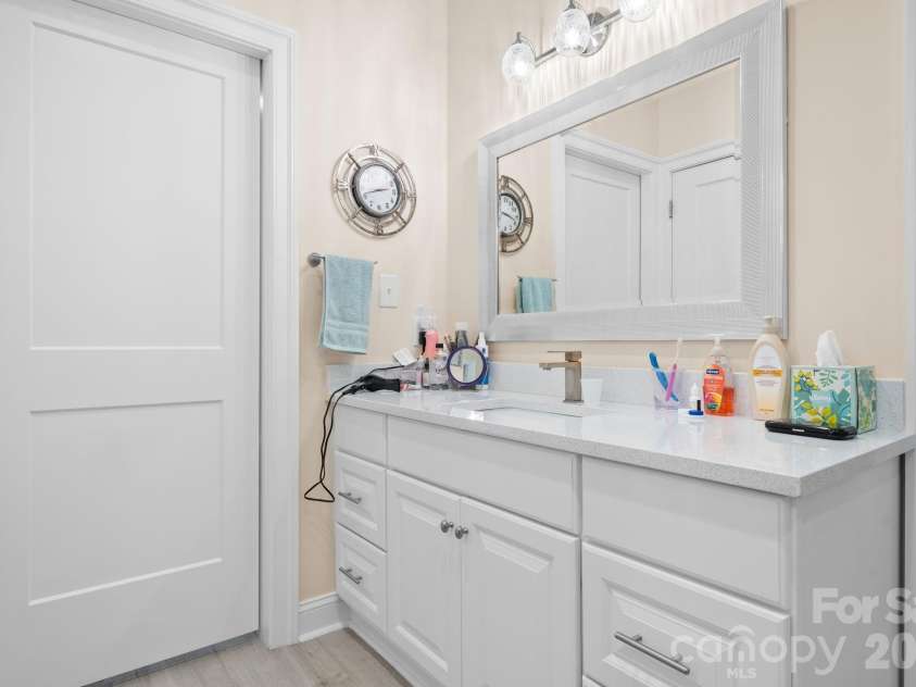 4850 Woodwinds Drive, Hickory, NC 28601.  MLS# CAR4354576, YatesRealty ID 10889. 
