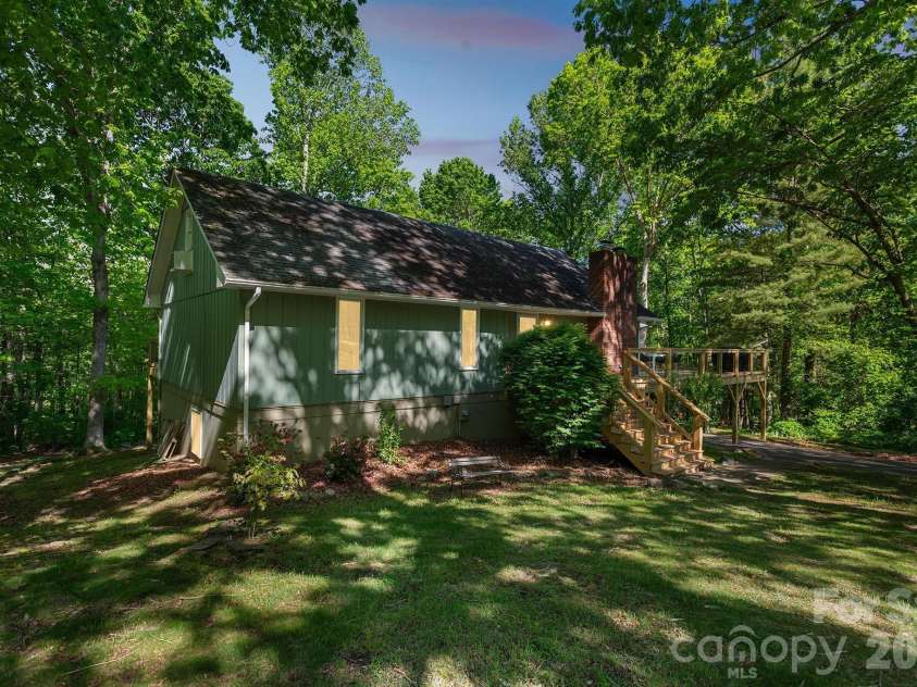 52 Reynolda Drive, Asheville, NC 28803.  MLS# CAR4335332, YatesRealty ID 1089. 