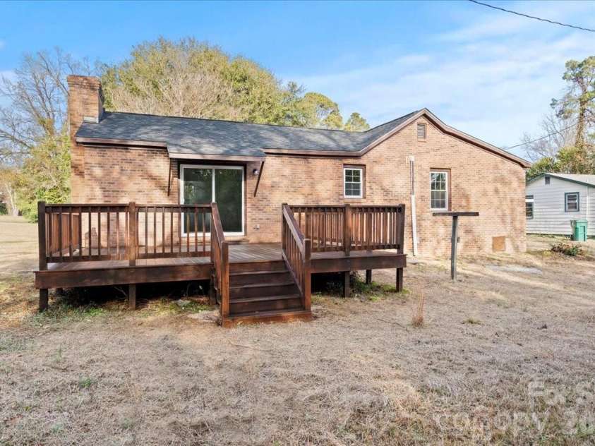 32 Roddy Street, Cheraw, SC 29520.  MLS# CAR4342880, YatesRealty ID 10895. 