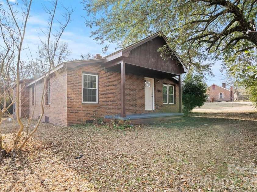 32 Roddy Street, Cheraw, SC 29520.  MLS# CAR4342880, YatesRealty ID 10895. 