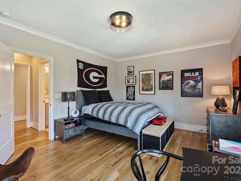 2509 Montrose Court, Charlotte, NC 28207.  MLS# CAR4228523, YatesRealty ID 109. Bedroom Suite 3