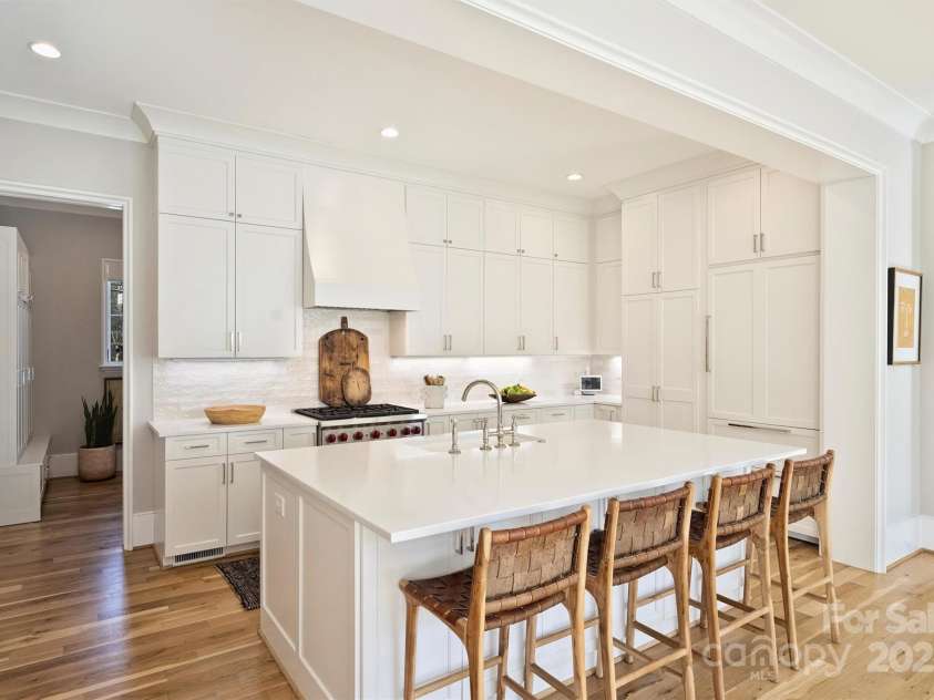 2509 Montrose Court, Charlotte, NC 28207.  MLS# CAR4228523, YatesRealty ID 109. Bright White Kitchen