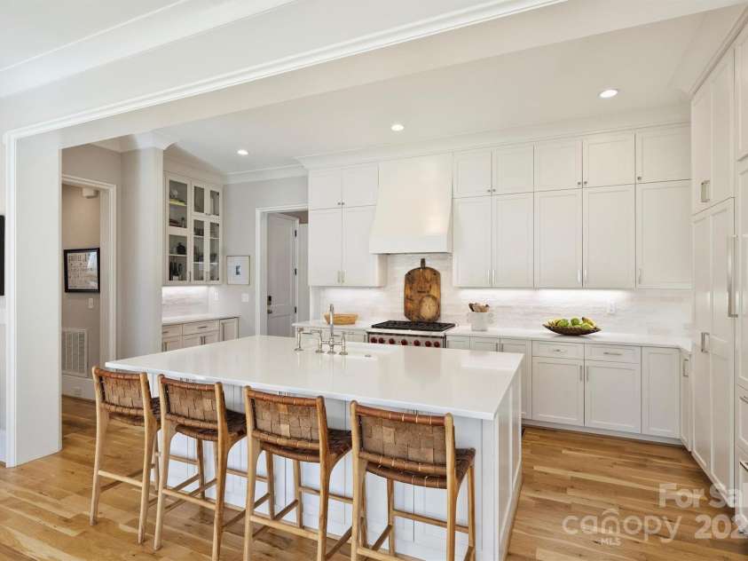 2509 Montrose Court, Charlotte, NC 28207.  MLS# CAR4228523, YatesRealty ID 109. Expansive Island