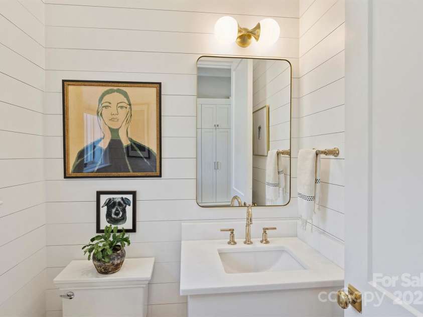 2509 Montrose Court, Charlotte, NC 28207.  MLS# CAR4228523, YatesRealty ID 109. Main Floor Powder Room