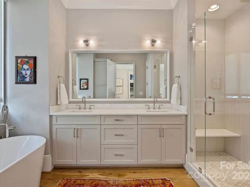 2509 Montrose Court, Charlotte, NC 28207.  MLS# CAR4228523, YatesRealty ID 109. Primary En Suite Bathroom